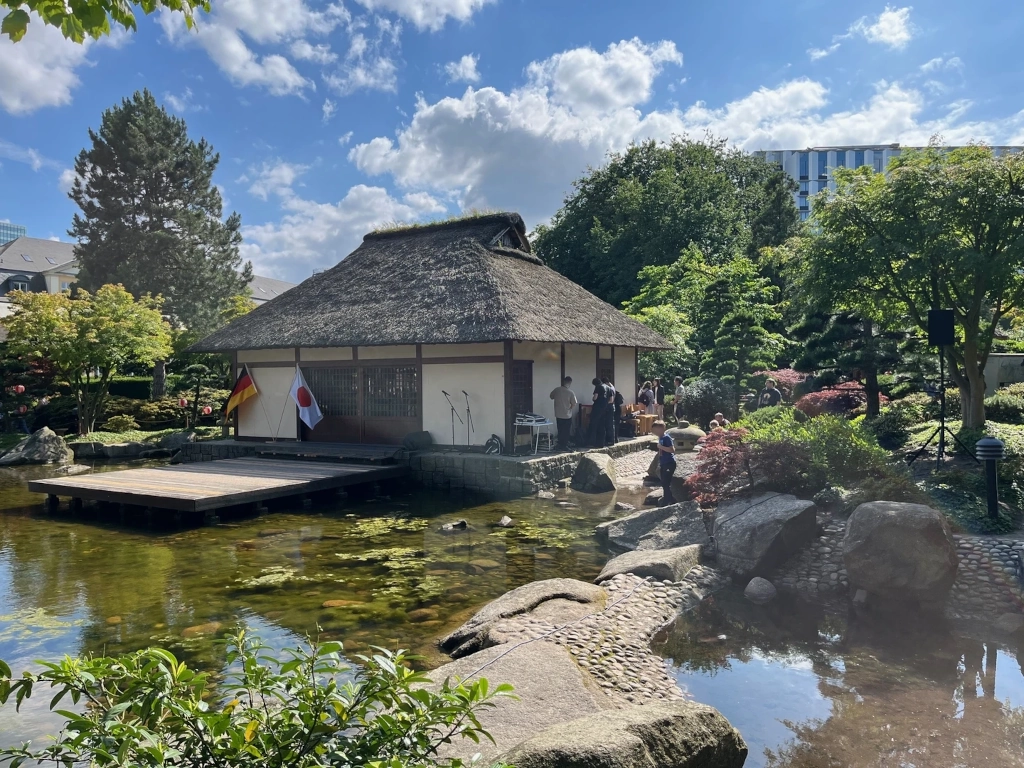 Blick auf das alte Teehaus im Japanischen Garten