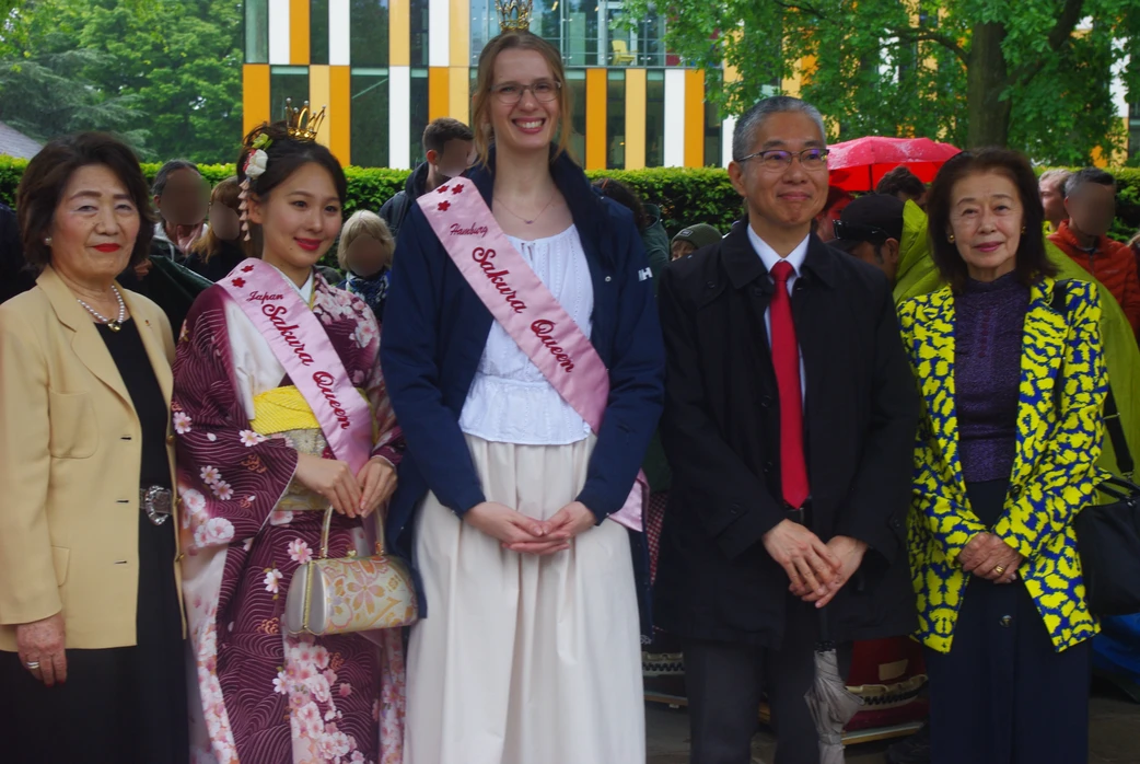Japan- und Hamburg-Kirschblütenköniginnen beim Japanfestival