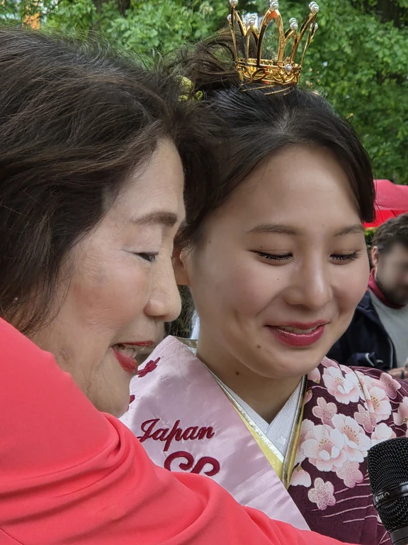 Die Japan-Kirschblütenkönigin beim Empfang
