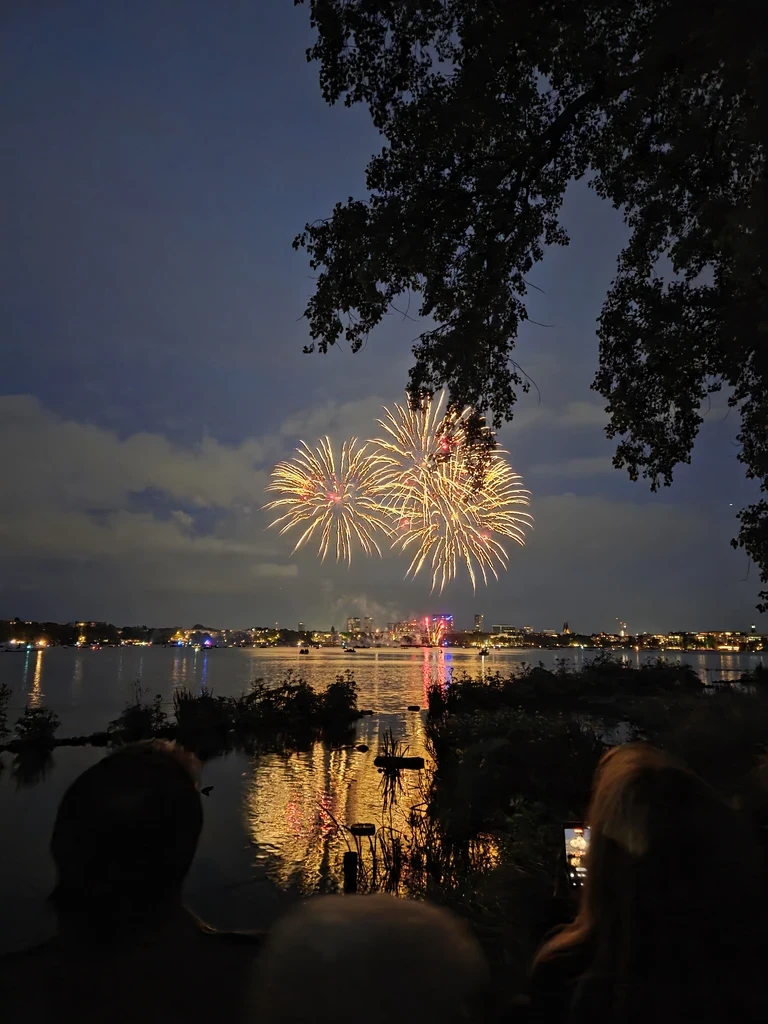 Kirschblütenfeuerwerk über der Außenalster