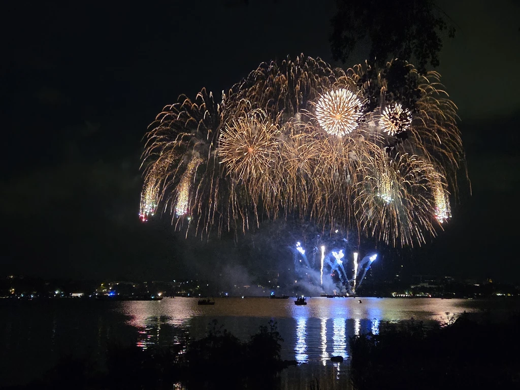 Kirschblütenfeuerwerk über dem Wasser