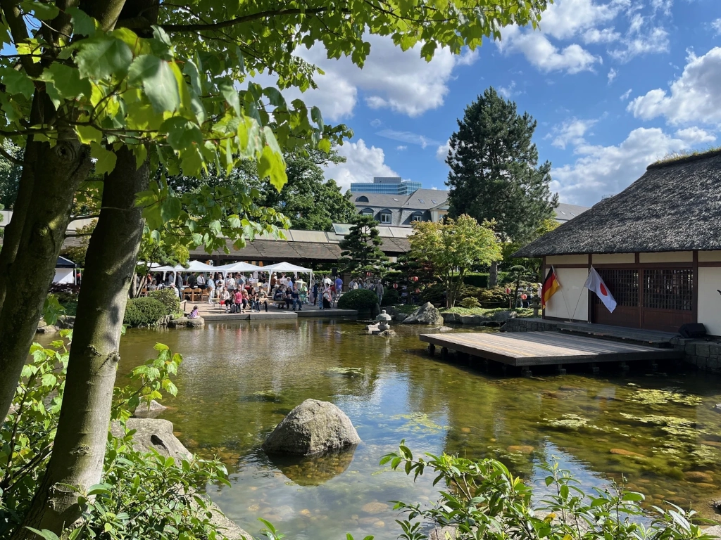 Blick auf das alte Teehaus und den Festivalbereich