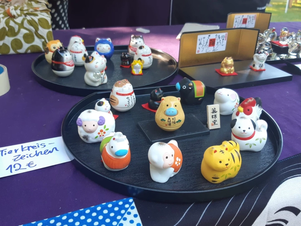 Tierkreiszeichen und andere japanische Kunstwerke
