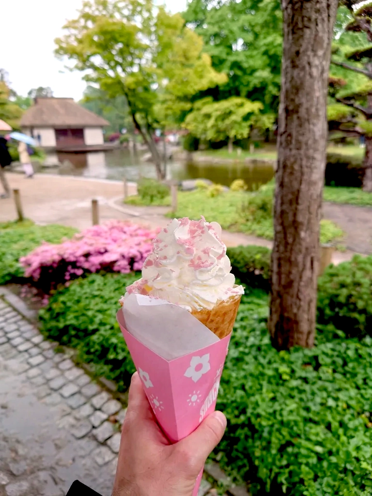 Eis mit Sakurablüten geht auch bei Regen :)