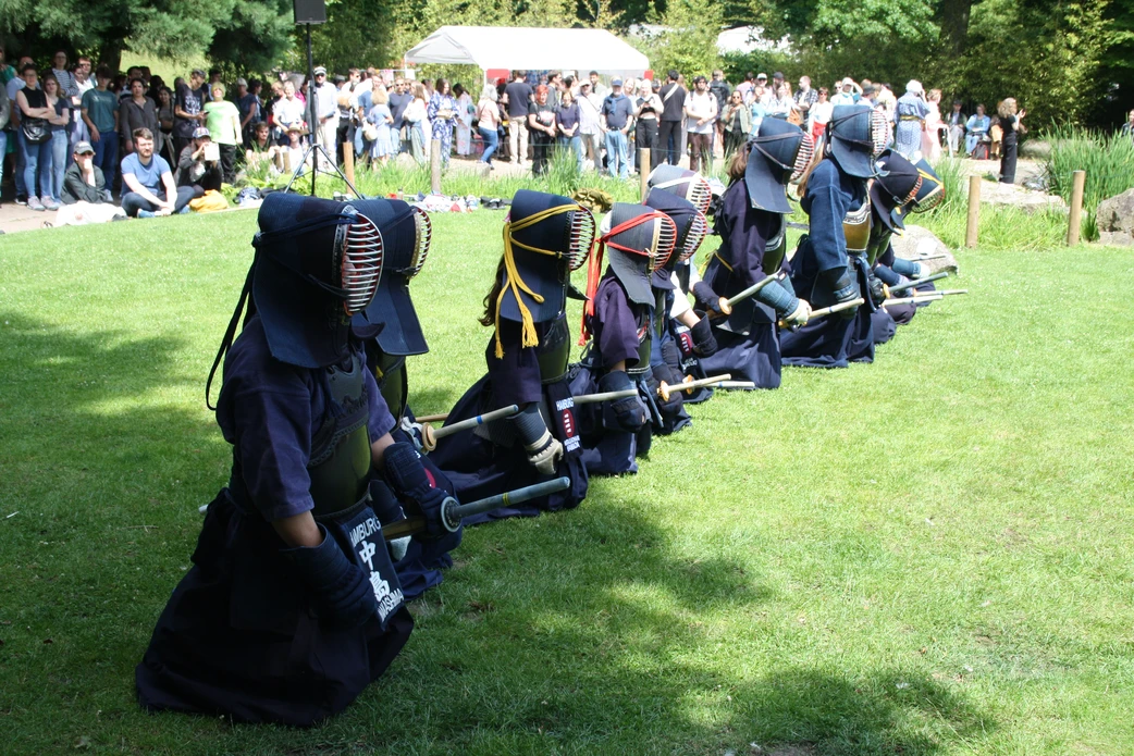 Kendo-Vorführung: Aufstellung auf der Wiese